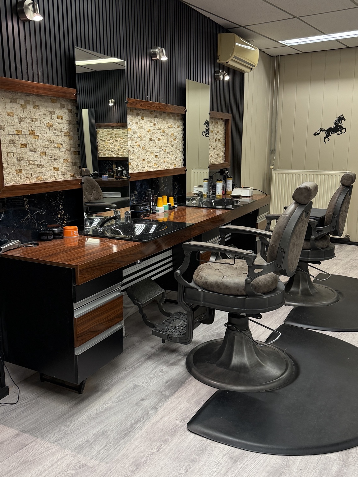 Barberstoelen en werkplekken bij Barbershop Rowan